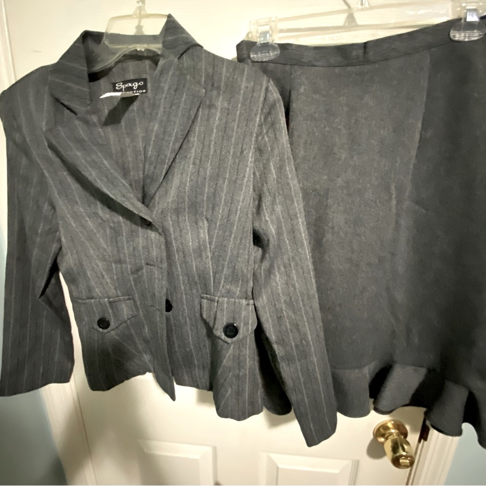 VTG Spago pinstripe business suit, gray and black. Size 6